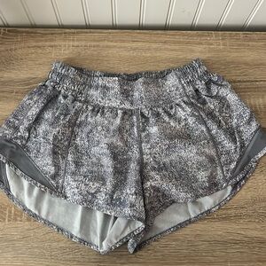 Lululemon size 6 hotty hot